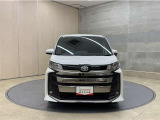 お車購入のポイントとなるフロントマスクです。上質で迫力あるデザインですね☆☆