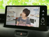 停車中には、テレビや映像コンテンツをお楽しみいただけます。後部座席の方も快適に過ごせる、便利な機能です。時間を有効活用できます。