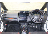 操作性に優れた運転席となります!小物入れや各ボタンの配置にこだわり、使いやすいです!座り心地もよく視認性も良好なのでロングドライブもお任せ下さい!