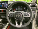 握りやすいステアリングは、運転操作をスムーズに。オーディオや通話機能も操作可能で、快適なドライビングをサポートします。