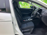開放感のある室内空間が広がります。ドライバー視点からの視界も広く、運転しやすい環境です。