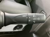 操作しやすいウインカーレバーで、安全な車線変更をサポートします。直感的に操作でき、スムーズな運転を助けます。機能性とデザイン性を両立しています。