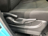 運転席シート座面は上下アジャスター付きです。お好みの位置に調整可能です。