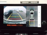 パノラミックビューモニター&バックモニター♪車両の前後左右に搭載した4つのカメラの映像を合成し、車を真上から見ているような映像を表示♪