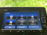 見やすい大型ディスプレイが魅力。目的地設定やオーディオ操作も直感的に行えます。快適なドライブをサポートする頼もしい相棒です。