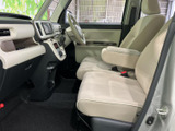 シンプルなデザインながらも、必要な機能はしっかり備わっています。運転に必要な情報が視認しやすい配置も魅力です。