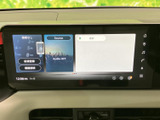 見やすい大型ディスプレイが、運転をサポートします。様々な機能を一台に集約し、快適なカーライフを演出。日常の移動からロングドライブまで、頼れる相棒です。
