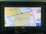 ダッシュボードに自然に溶け込むようにデザインされた社外メモリーナビゲーション。