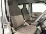 シンプルながら機能性あふれる運転席廻りです。視界性もよく、運転しやすいですよ。