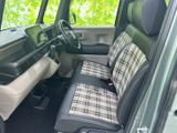 運転席からの視界は広く、運転操作もスムーズに行えます。安全運転をサポートする機能も充実しています。