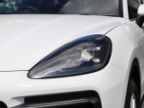 LEDマトリックスヘッドライトは、カメラによる先行車および対向車検知、メインビームコーンの個別セグメントをインテリジェントに 常に調光。 ドライバーの眩惑を避けるための交通標識部分は減光させます。