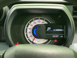視認性の高いメーター類が、運転に必要な情報を的確に伝えます。速度や燃費など、常に車両の状態を把握できます。