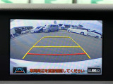 【バックモニター】後ろのカメラの映像がモニターに映し出されるので、後方の見えない死角や、障害物との距離感などもしっかり安全確認することができます。