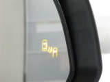 ブラインドスポットモニター装備。隣車線を走る車両を検知。ドアミラーでは確認しにくい後方、側方エリアに存在する車両や急接近してくる車両も検知しドアミラーに搭載されたLEDインジケーターが点灯します。