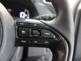 アダプティブクルーズコントロール機能付きです。走行中に先行車の様子を検知しながら、設定した車速の範囲内で先行車との距離のキープを支援します。詳細は販売店スタッフまでおたずねください。