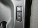 EVドライブモードで、早朝・深夜や屋内の駐車場などで、エンジン音や排気ガスを気にすることなく走れます。