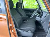 座り心地の良いシートが、長距離運転でも疲れを感じさせません。落ち着いた色合いのインテリアで、リラックスした空間を演出します。