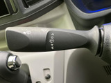 雨天時でもクリアな視界を確保するワイパーレバー。直感的な操作で、運転に集中できます。各速度調整もスムーズに行えます。