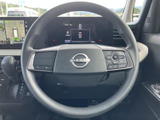 握りやすいステアリングは、運転操作を快適にします。オーディオ操作やハンズフリー通話など、便利な機能も搭載。運転に集中できる環境です。