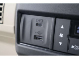 USBオーディオ用ソケットがついていますので携帯電話などを接続すれば音楽等の再生が可能です!充電用ソケットもございます!