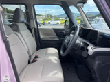 広々とした室内空間は、ドライバーも同乗者もゆったりとくつろげます。運転しやすい視界と機能的な配置が魅力です。