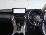 洗練されたデザインのインパネが、車内空間に上質な印象を演出。操作系がすっきりとまとめられ、運転中も視線移動が少なく快適です。