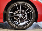 BMWの純正アロイホイールは軽量かつ強度にも優れているホイールで走行性能を引き上げる設計になっております。足元にもBMWは妥協がなくこだわっている個所になります。