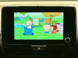 停車中には、TVの視聴も可能です。休憩時間や待ち時間に、エンターテインメントをお楽しみいただけます。家族でのドライブにも最適です。