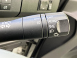 操作しやすいウインカーレバーで、安全な車線変更をサポート。直感的に操作でき、運転に集中できます。スムーズな運転をアシスト。