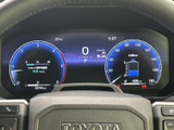 視認性の高いメーター類が、運転に必要な情報を的確に伝えます。運転に集中できる、シンプルで洗練されたデザインです。