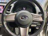 握りやすいステアリングは、運転操作をスムーズにします。操作性の高さと、質感の良い素材感が魅力です。快適なドライビングをサポートします。