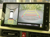 駐車時の安全性を高めるバックモニター。ガイドライン表示で、狭い場所でもスムーズな駐車をサポートします。