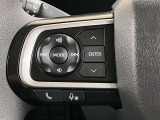 ステアリングスイッチ付き。前方から目を離すことなく操作することが可能です。