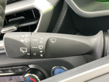 雨天時にもクリアな視界を確保できるワイパーレバー。運転状況に合わせて操作可能です。