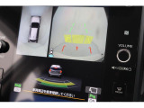 それぞれのカメラをつなぎ合わせ上から見たような画像が映し出される全周囲カメラ装備です。