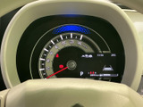 視認性の高いメーターで、運転に必要な情報をしっかり確認できます。走行距離計もクリアに表示され、車両の状態を把握しやすいです。