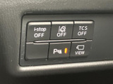 駐車時の安全性を高めるバックモニター。狭い場所でもスムーズな駐車をサポートし、運転を楽にします。