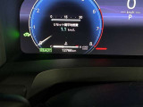 視認性に優れたメーターを採用しており、走行中でも車速や情報が分かりやすく表示されます。運転時の視線移動をむりのない範囲に抑え、快適で安心感のあるドライブをサポートします。