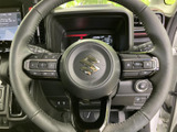握りやすいステアリングは、長時間の運転でも疲れにくい設計。操作性にも優れ、快適なドライビングをサポートします。