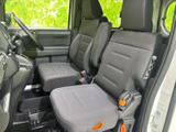 運転席からの視界は広く、運転操作もスムーズに行えます。快適なドライブをサポートします。