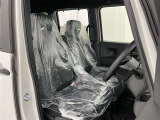 高いホールド性で運転姿勢が安定します。長距離ドライブでも疲れにくいのが魅力です。快適なドライビングライフをお送りください♪