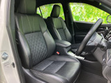 広々とした室内空間が、快適なドライブを約束。上質なシート素材が、長時間の移動でも疲れを感じさせません。落ち着いた空間です。