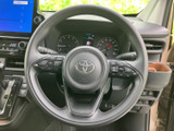 握りやすいステアリングは、運転操作をスムーズにします。オーディオやハンズフリー通話など、便利な機能も搭載されています。