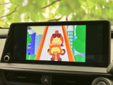 鮮明な地図表示で、運転中の道案内をサポート。周辺情報も確認しやすく、初めての場所でも安心して走行できます。長距離ドライブにも最適です。