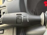 【オートワイパー(AUTO)】雨が降り出した時に、雨滴検出用センサー(レインセンサー)が雨滴を感知すると、自動でワイパーが動作します。