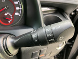 操作しやすい位置に配置されたウインカーレバーで、安全確認を怠らず、スムーズな車線変更をサポートします。直感的な操作性を実現。