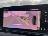 ●360度カメラ『車両の4つのカメラから得た映像を合成し、上空から眺めているような映像をモニターに映し出します。車両周辺の歩行者や障害物などの発見に役立ちます。』