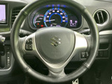 握りやすいステアリングで、快適な運転操作をサポートします。スムーズなハンドリングを楽しめます。