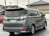 スタイリッシュなリアデザインが印象的。奥行きのあるテールライトが、モダンで上質な雰囲気を演出します。夜間でも視認性を確保しています。