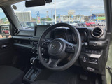 運転席からの視界は広く、運転操作もスムーズに行えます。シンプルな操作系で、初めての方でもすぐに馴染めます。